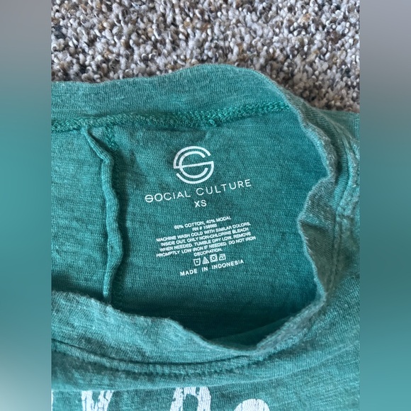 Women’s pre loved size XS extra small Green Cowboy Graphic Shirt - Picture 3 of 4